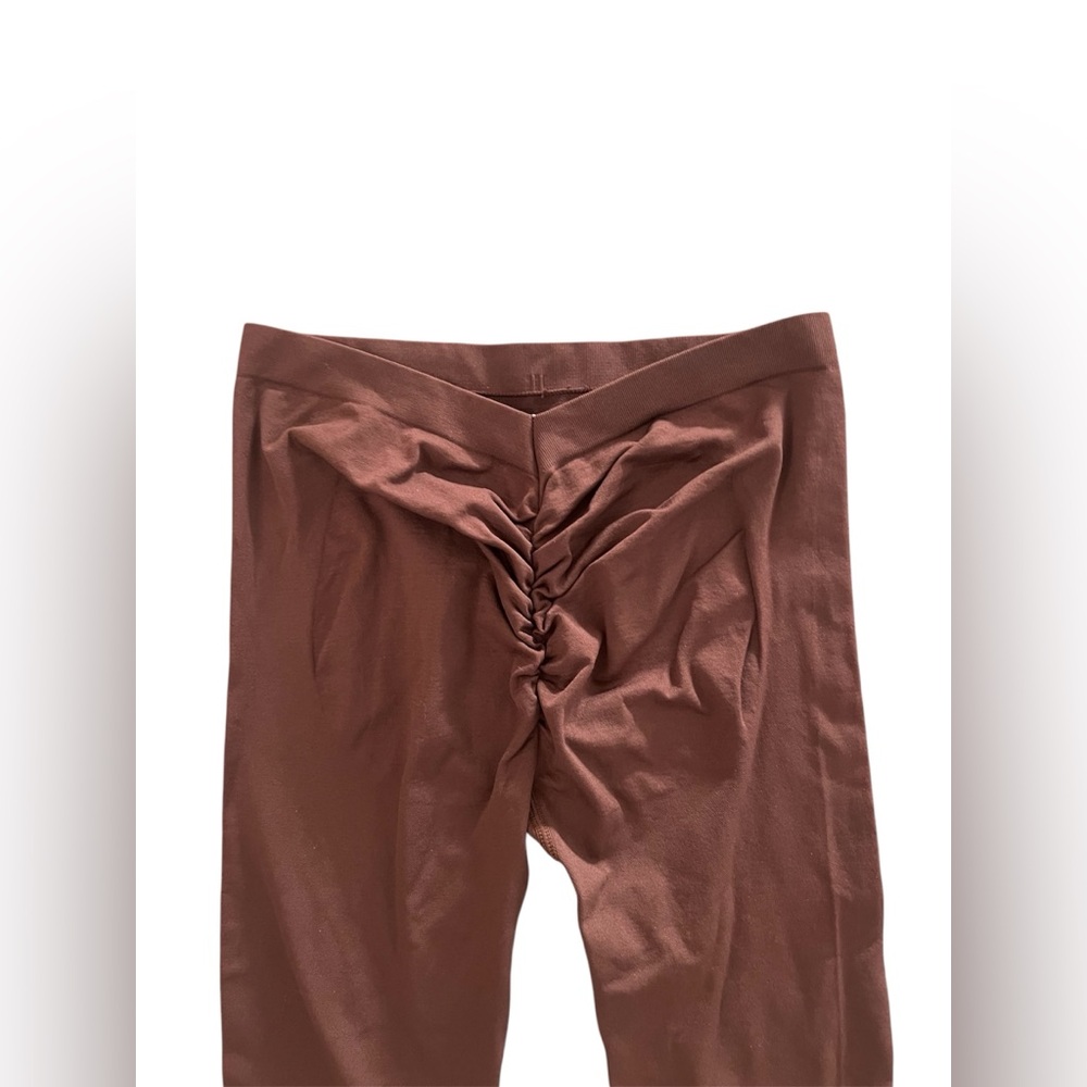 Chocolate Brown V-Cut Scrunch Butt Leggings - Flattering & Trendy